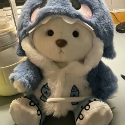 Gấu bông Lena nằm cosplay Stitch xanh